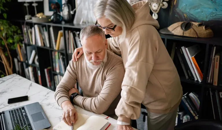 Ægtepar undersøger aktiesparekonto regler for at få mere ud af deres investeringer.