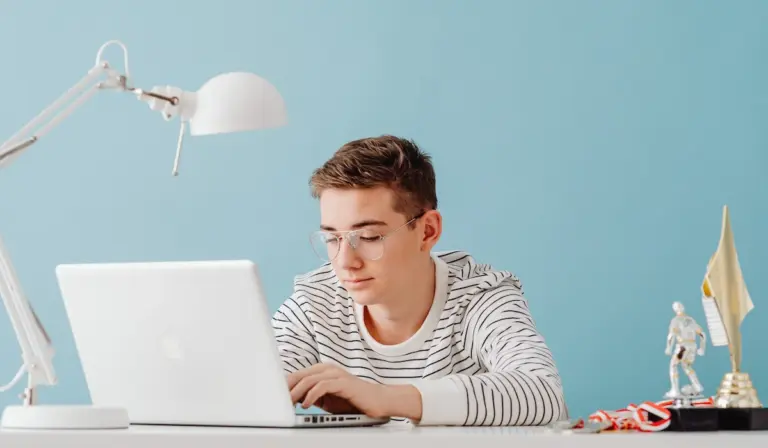 Teenager investerer gennem aktiesparekonto til børn.